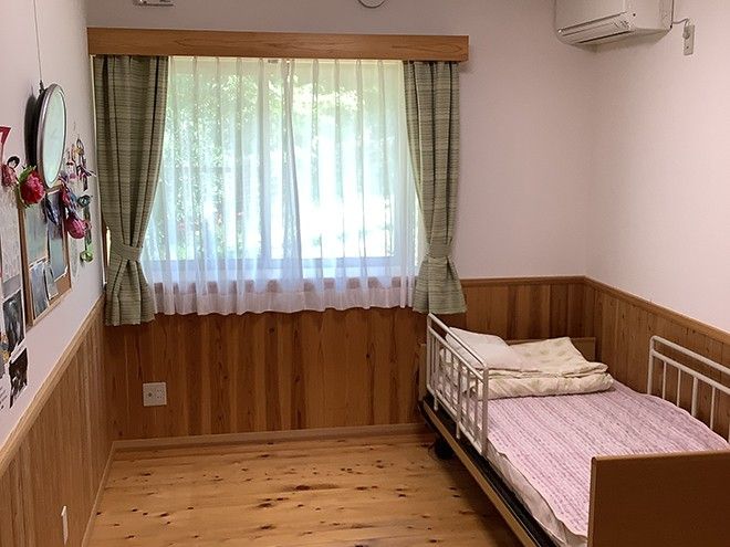 窓際のベッドがある部屋