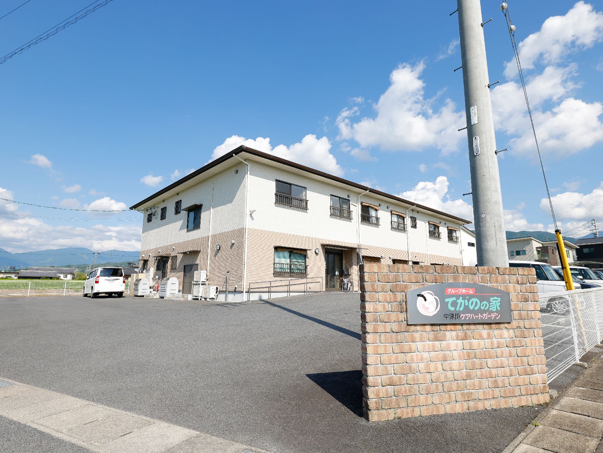 白とベージュのモダンな色使いで、お洒落感がある施設の外観