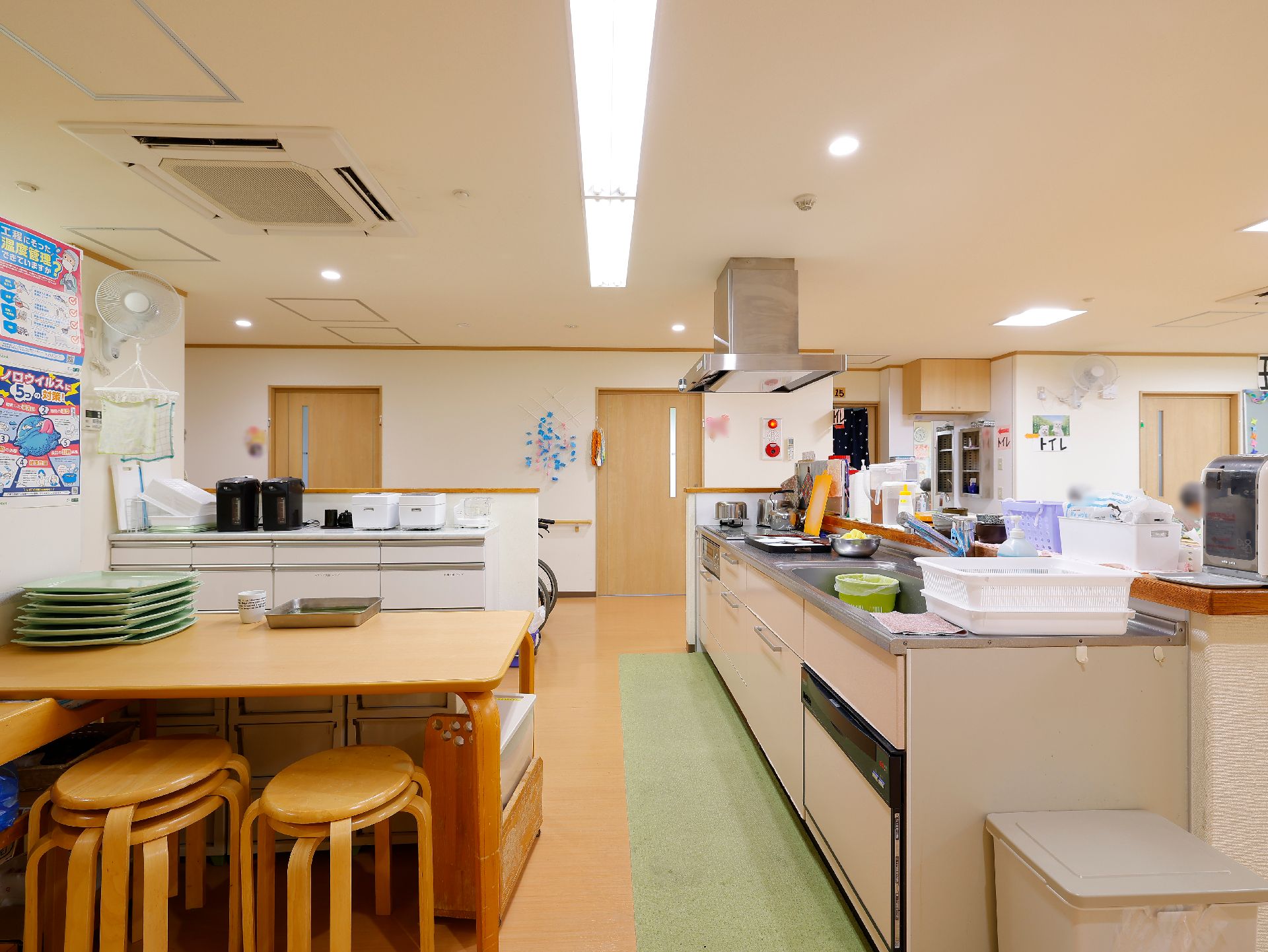 IHコンロが設置され、リビング兼食堂と直結しているキッチン