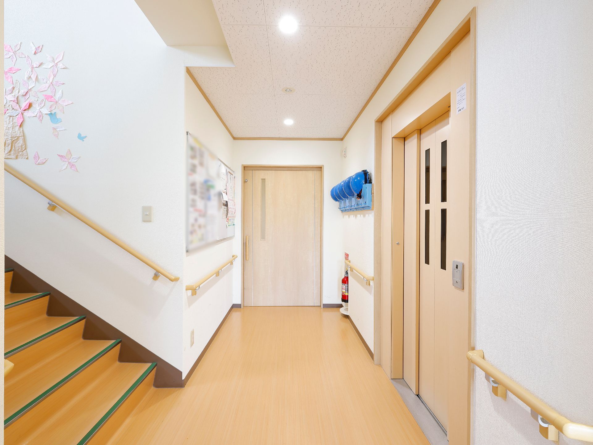 完全にバリアフリー化され、手すりを使って安全に移動できる廊下