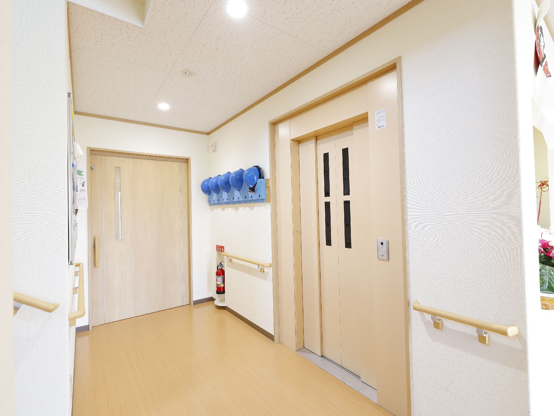 乗降口の幅が広く、車いすの方が利用しやすいエレベーター