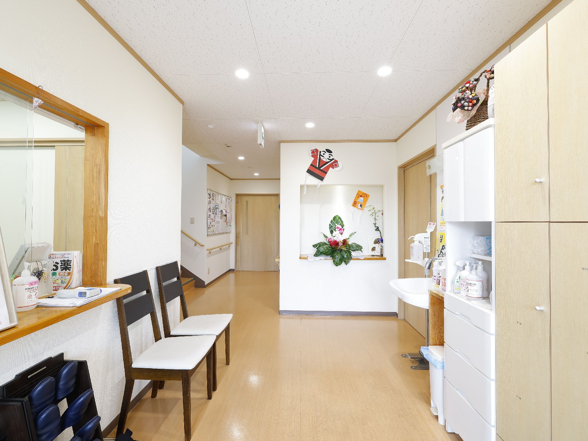 スタッフルームに直結し、前に椅子が置かれている受付