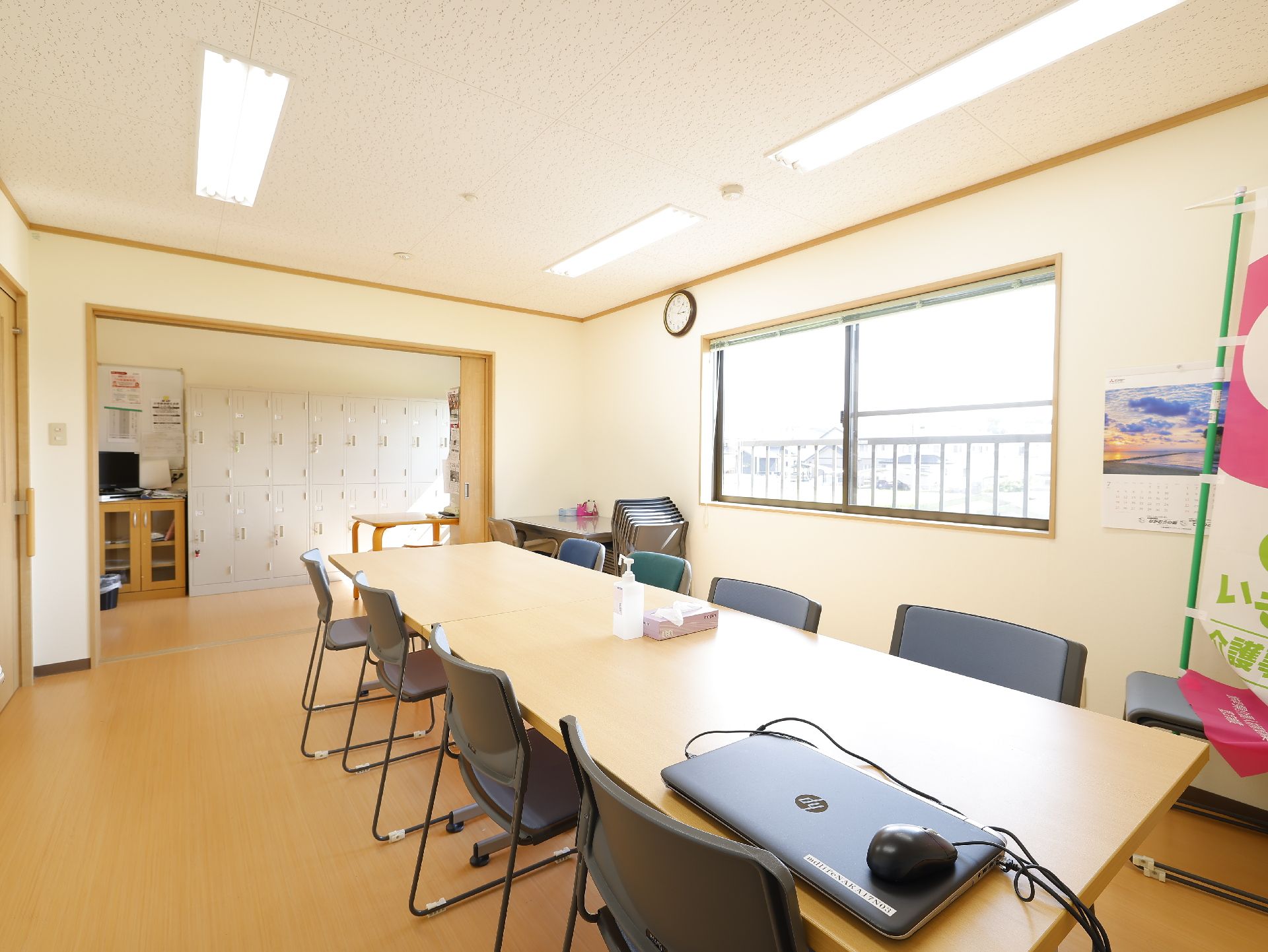ロッカールームが設置され、パソコンが置かれているスタッフルーム