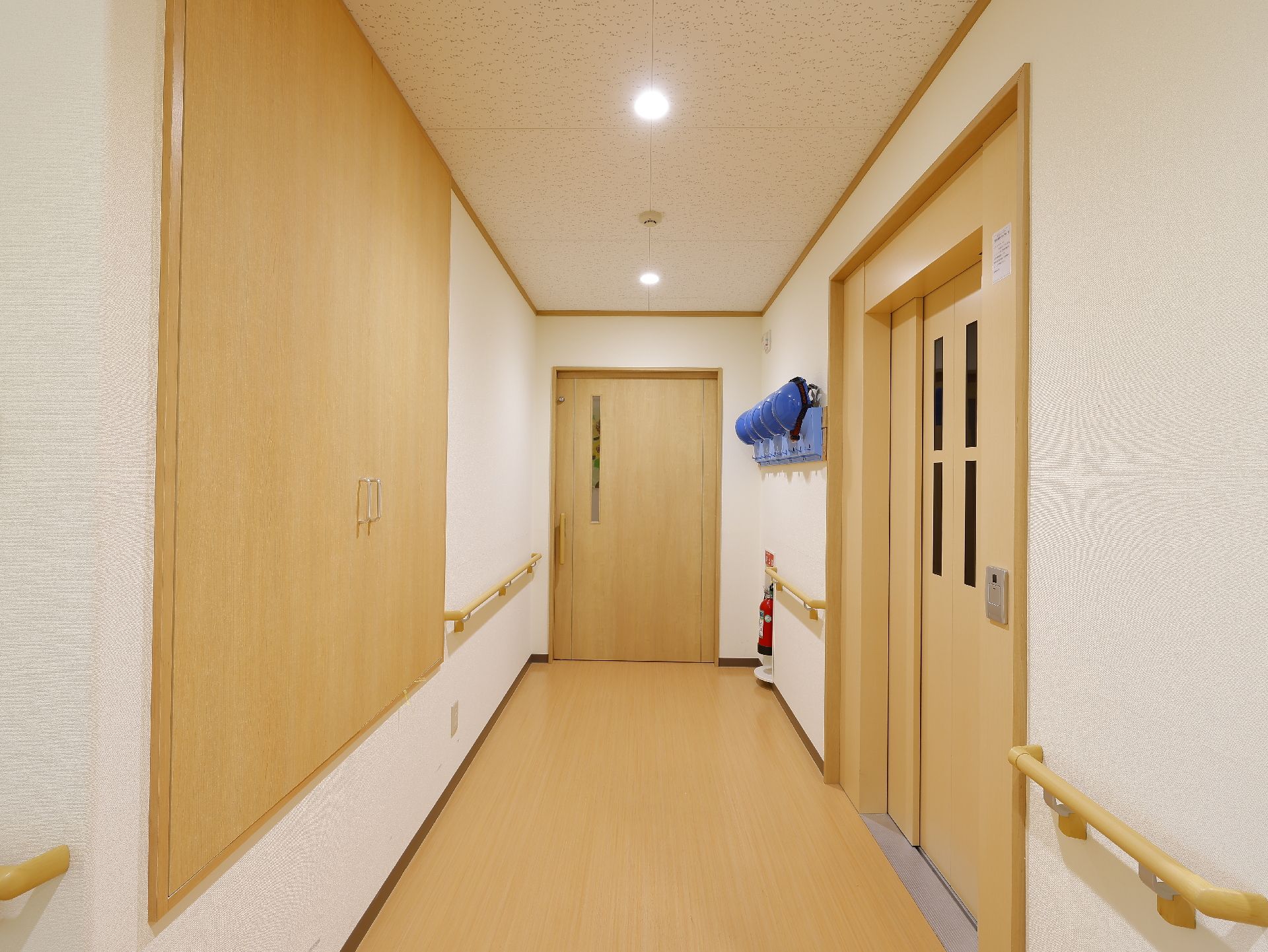 バリアフリー完備で、段差が解消され手すりが行き渡っている廊下