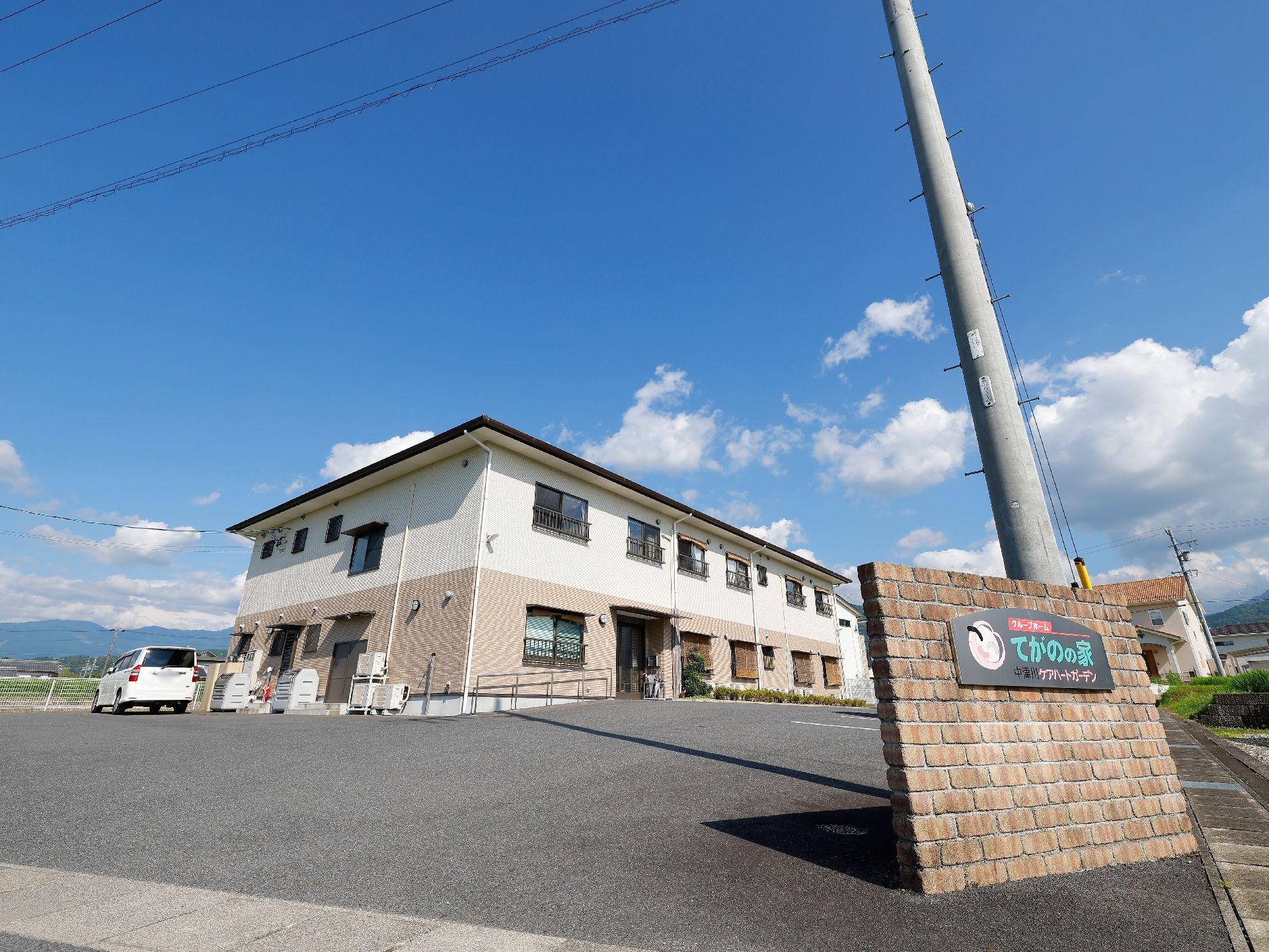 ベージュとホワイトの壁でお洒落感があり、モダンな雰囲気を感じる施設の外観