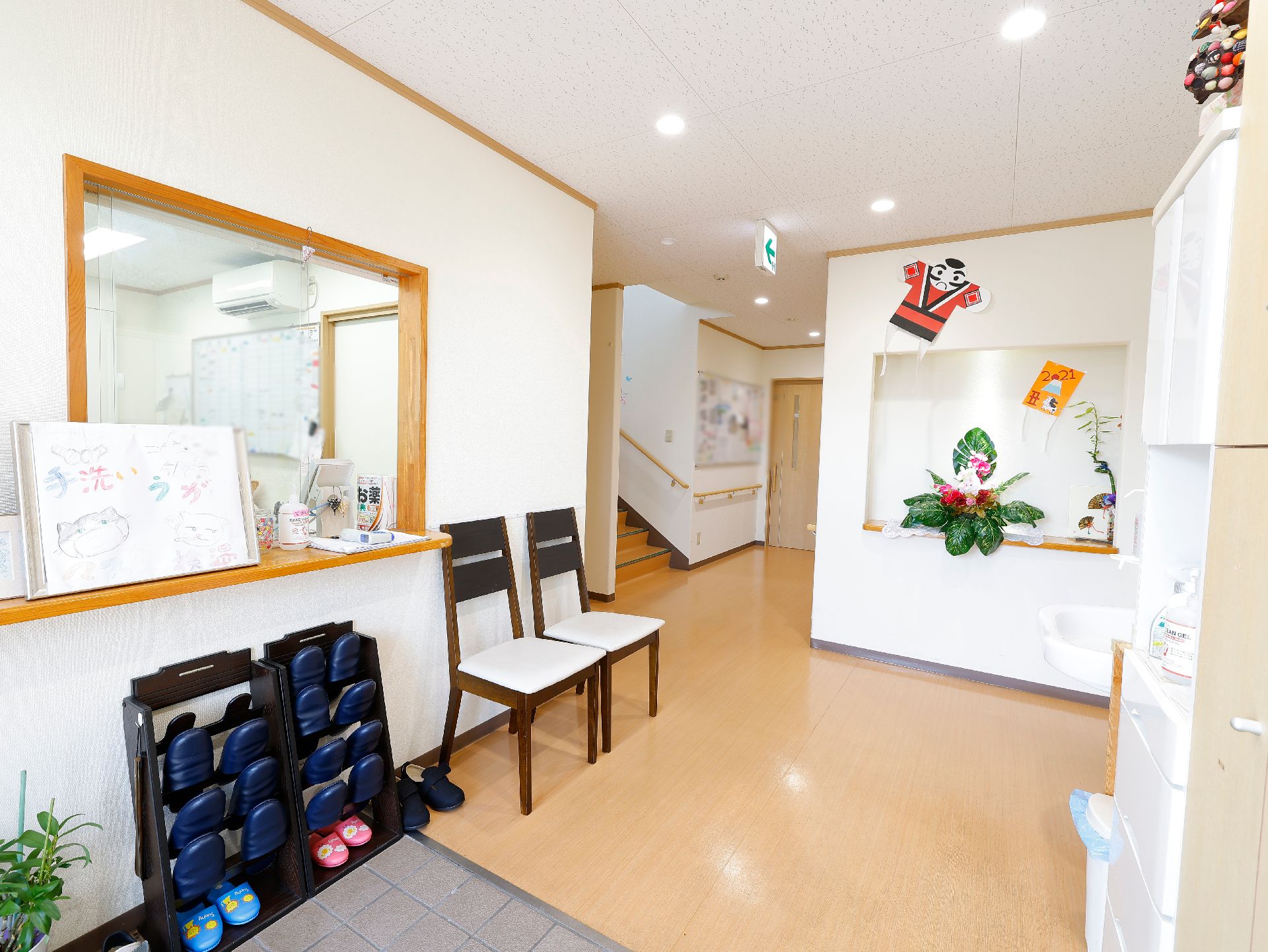 笑顔の高齢女性に寄り添う女性ヘルパー