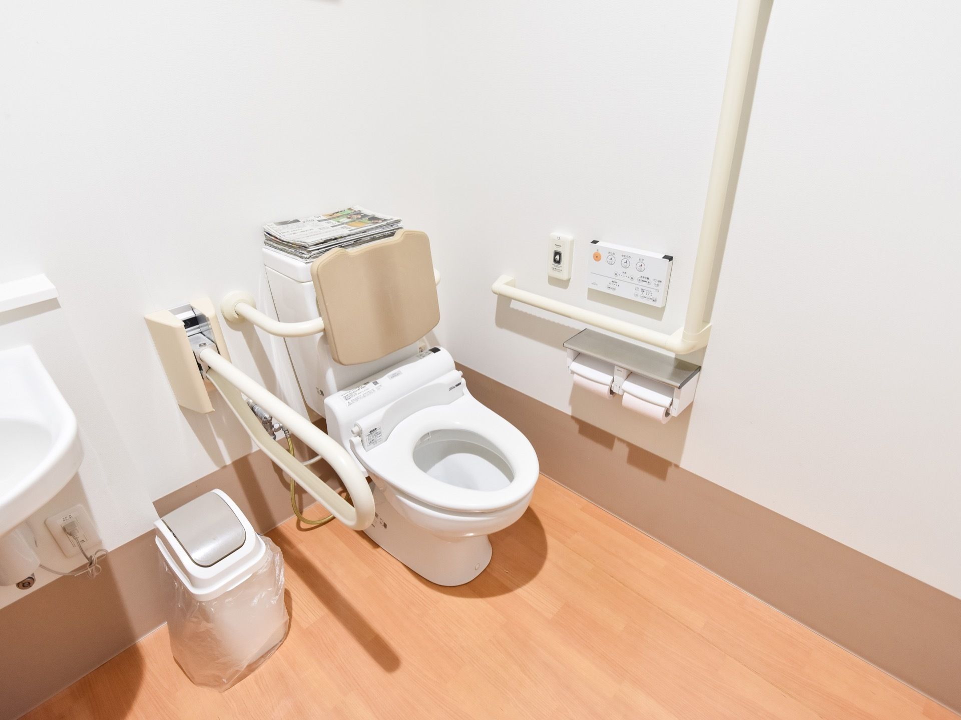 背もたれやクッション、手すりを設置し、安全に配慮している洋式トイレである。車椅子のままでも入室可能な広さを備えている。