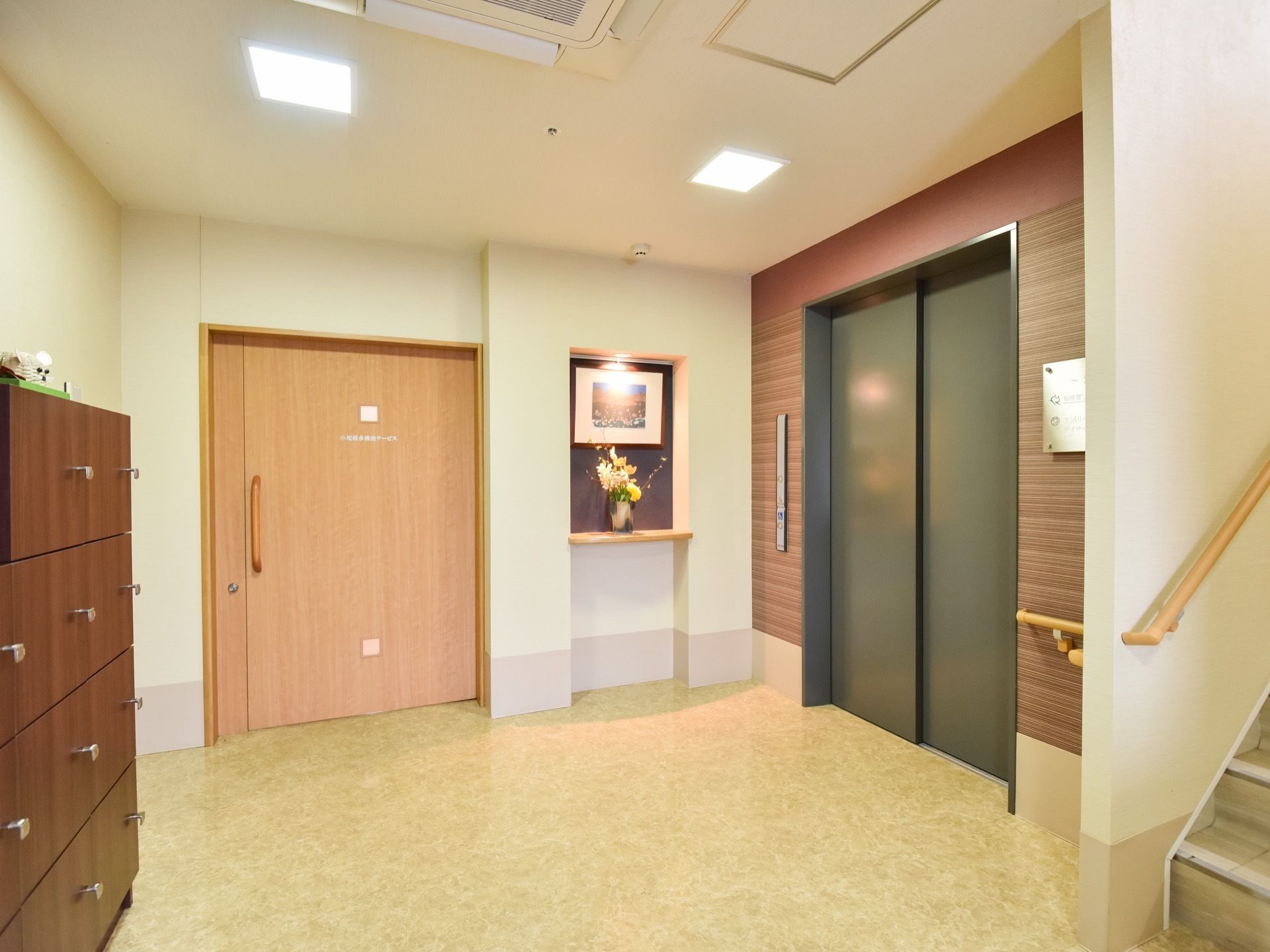複数の人が同時に乗り降りできる広さを確保したエレベーターホールである。エレベーターの横には階段もある。
