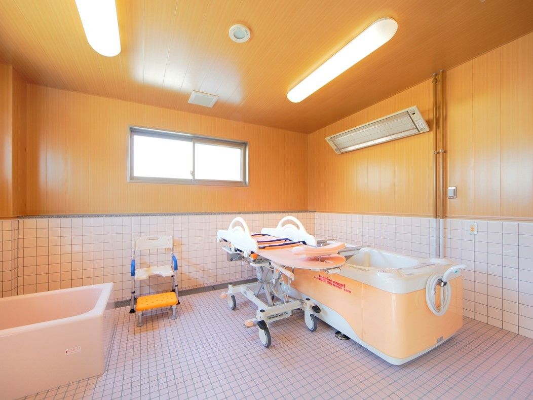 明るく広々とした浴室である。機械浴槽を設置しており、足腰に不安のある方も寝たままの楽な体勢で入浴することができる。