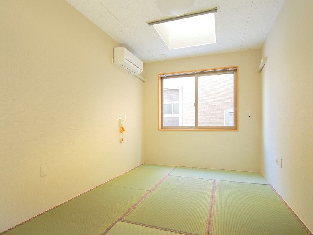 畳敷きになっている和室タイプの居室である。エアコンを設置しており、１年を通して快適に過ごすことができる。