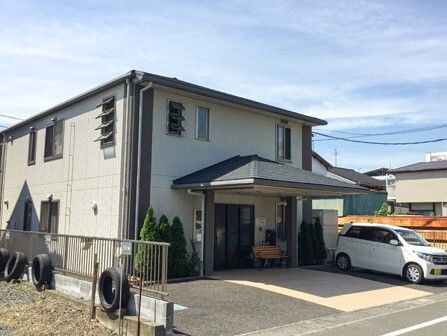 一軒家風デザインの建物外観写真。グループホームつぐみ八坂の外観写真