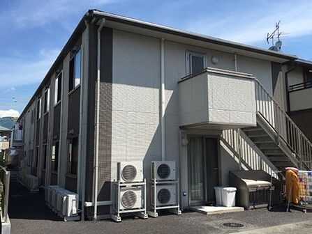 通常のコーポのようなデザインの建物。グループホームつぐみ八坂の外観写真