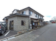 静かな住宅街の通りの風景