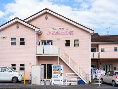 ピンク色の建物外観