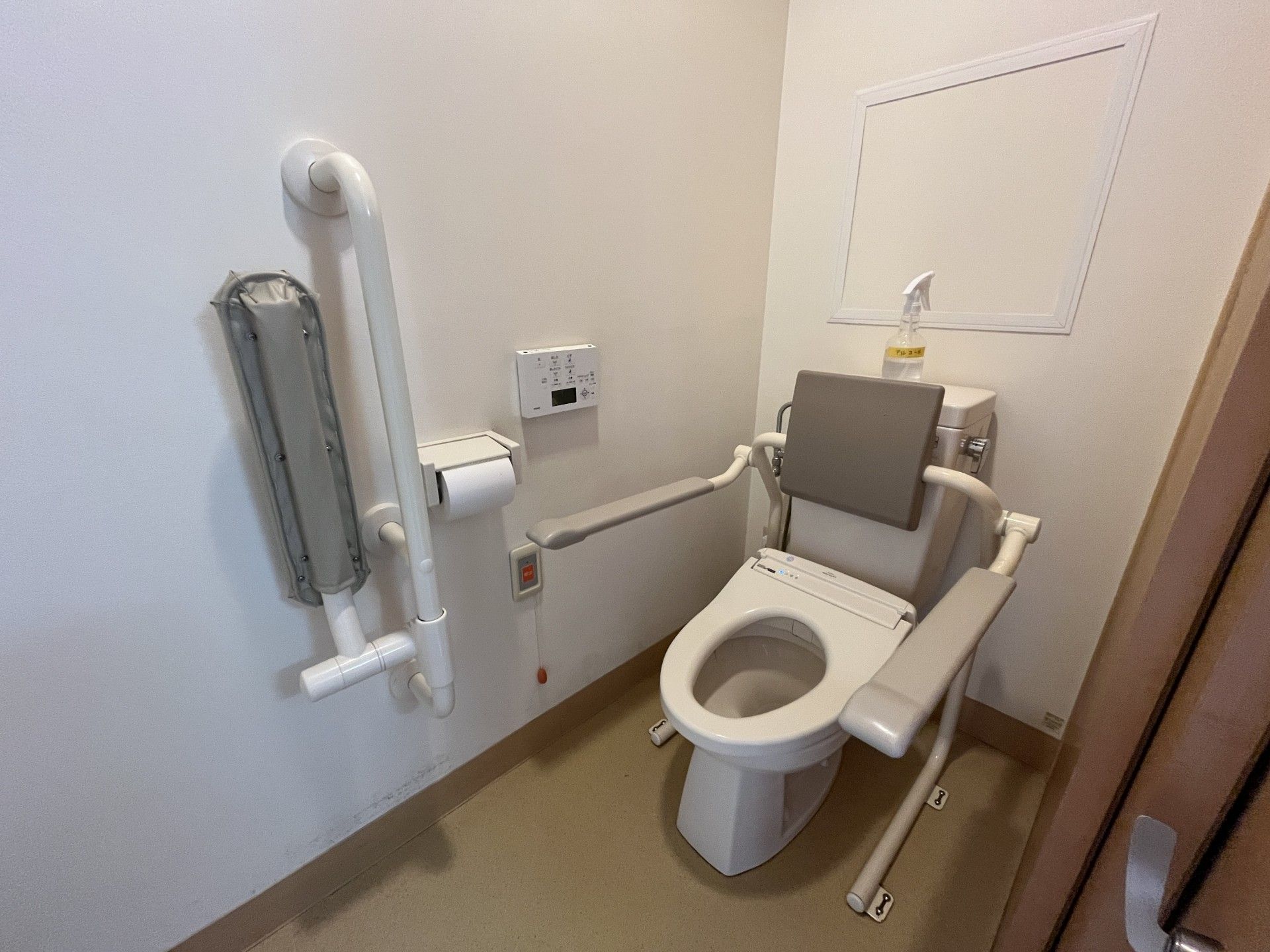 手すり付きトイレ