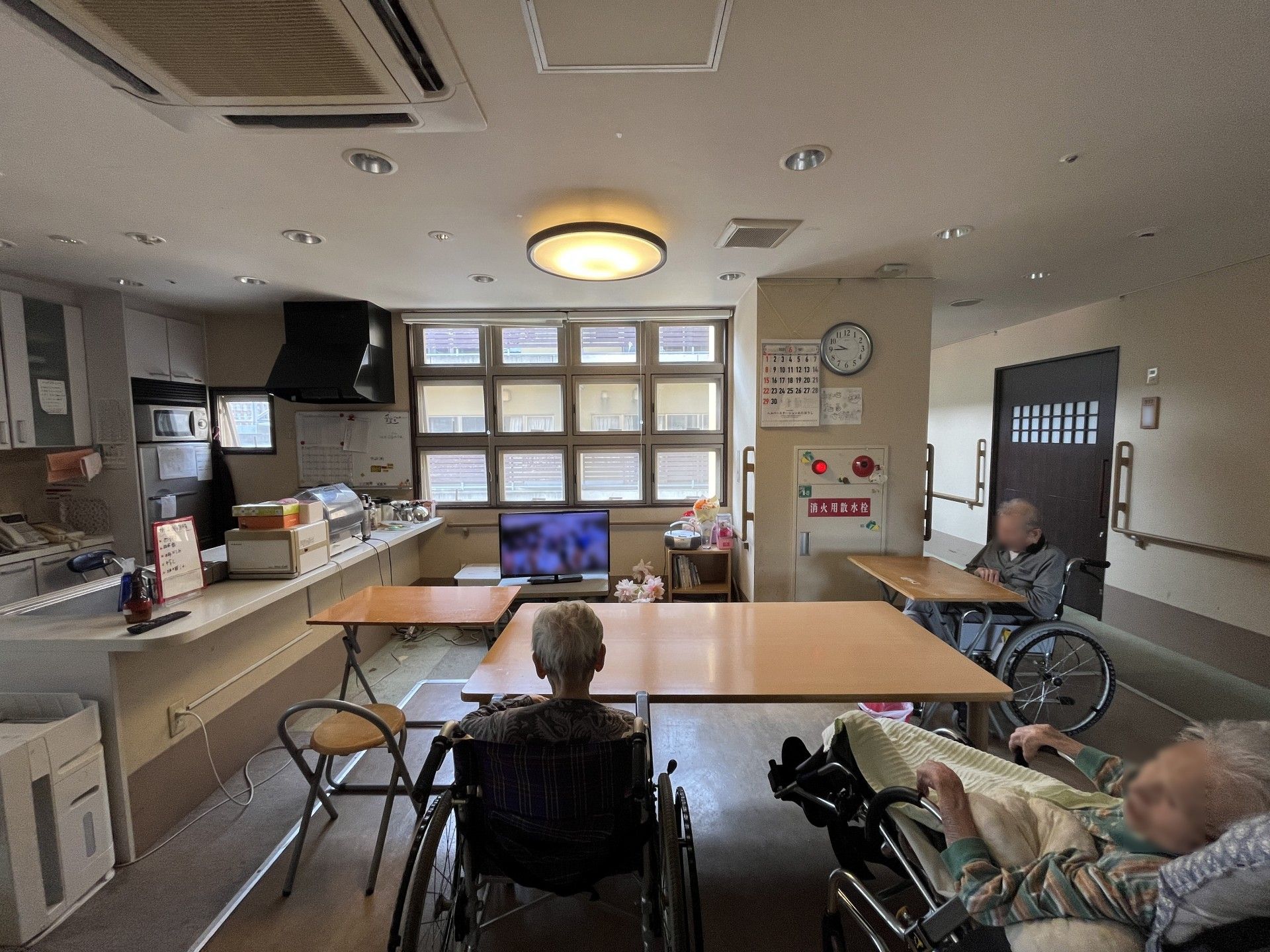 車椅子の方々が集う部屋