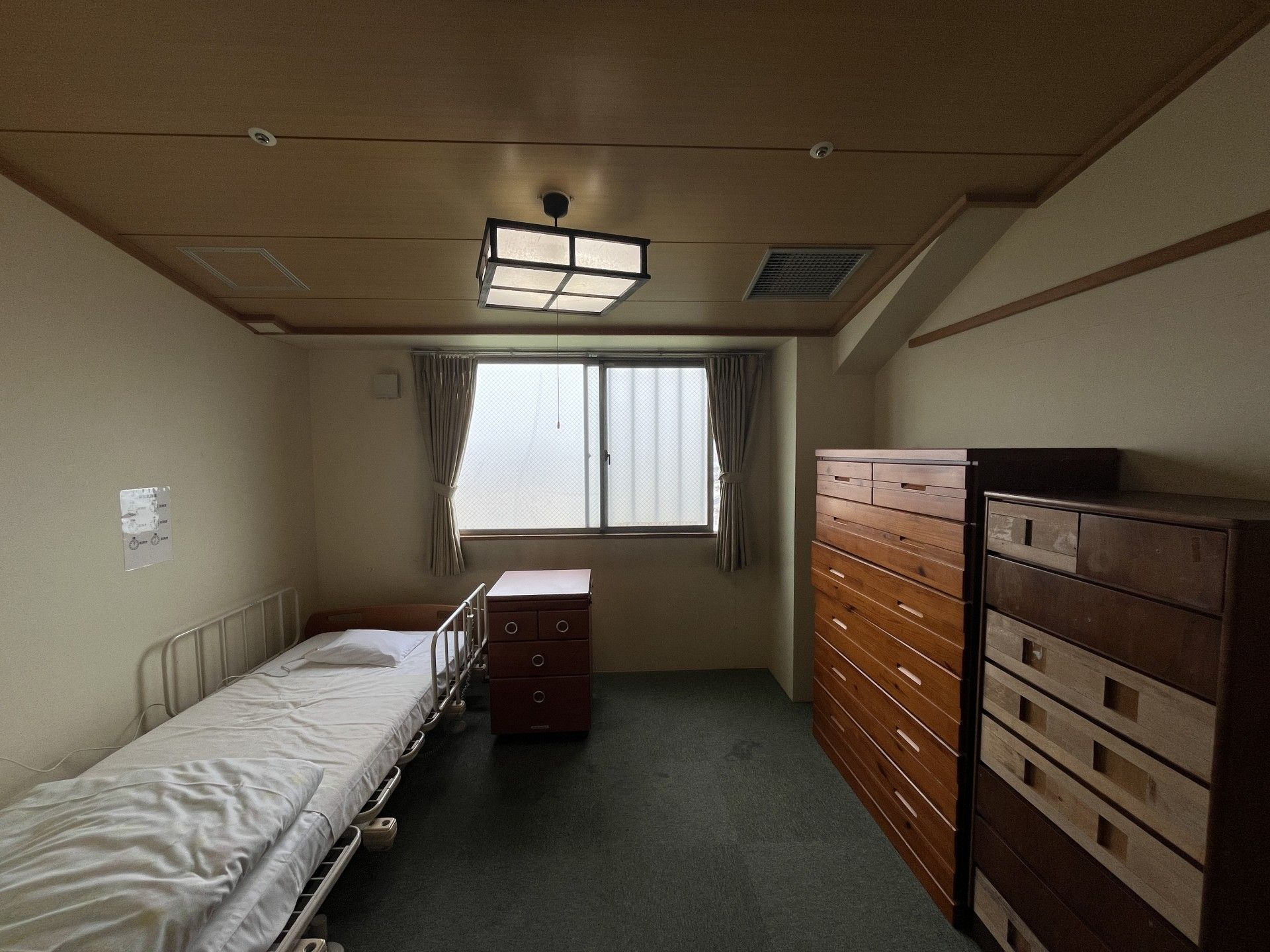 落ち着いた雰囲気の部屋