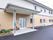 施設は横長の２階建ての建物である。入口付近に大きな屋根がついており、車から降りたときに濡れずに建物に入ることができる。