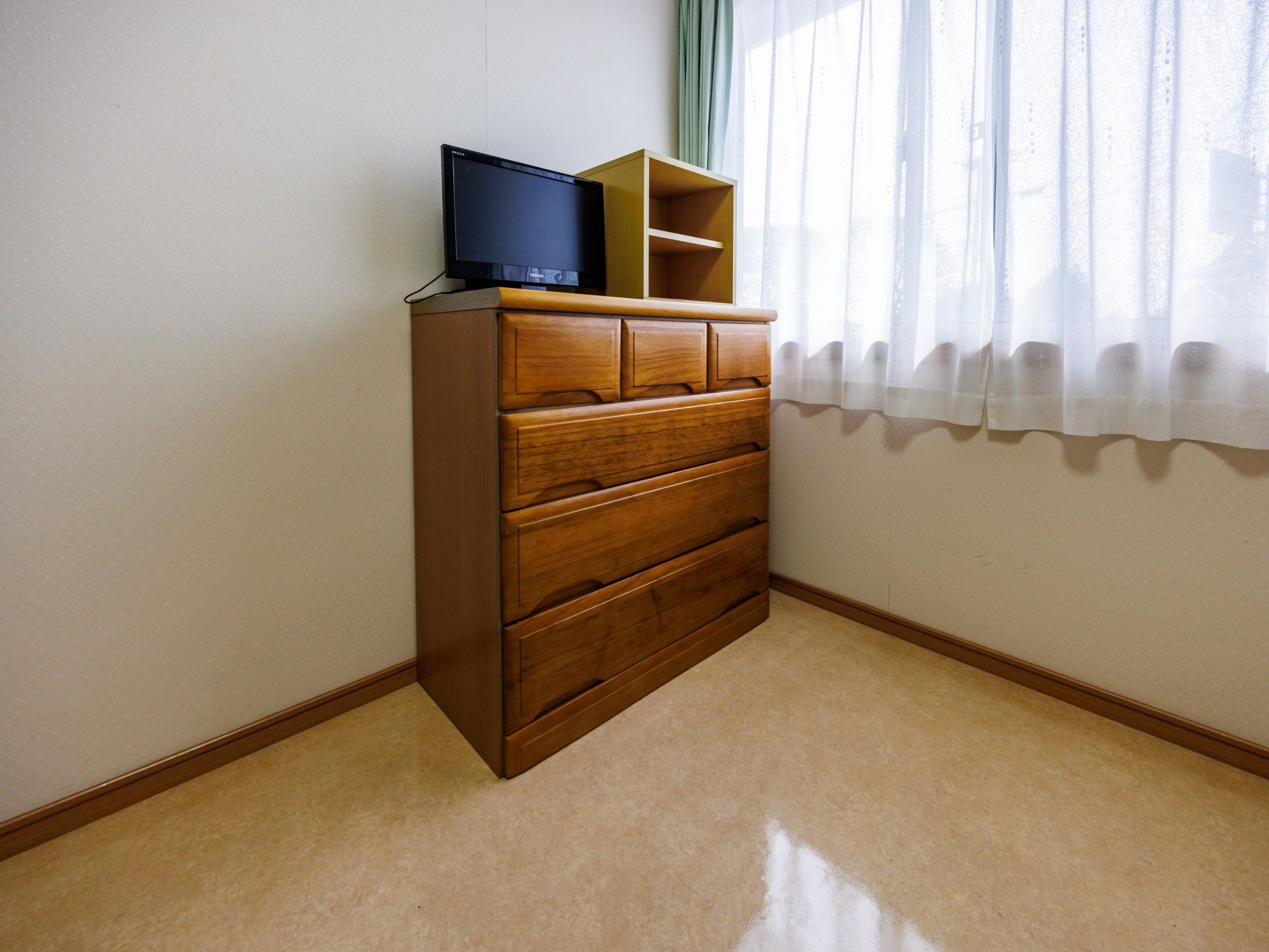 窓際のチェストとテレビ