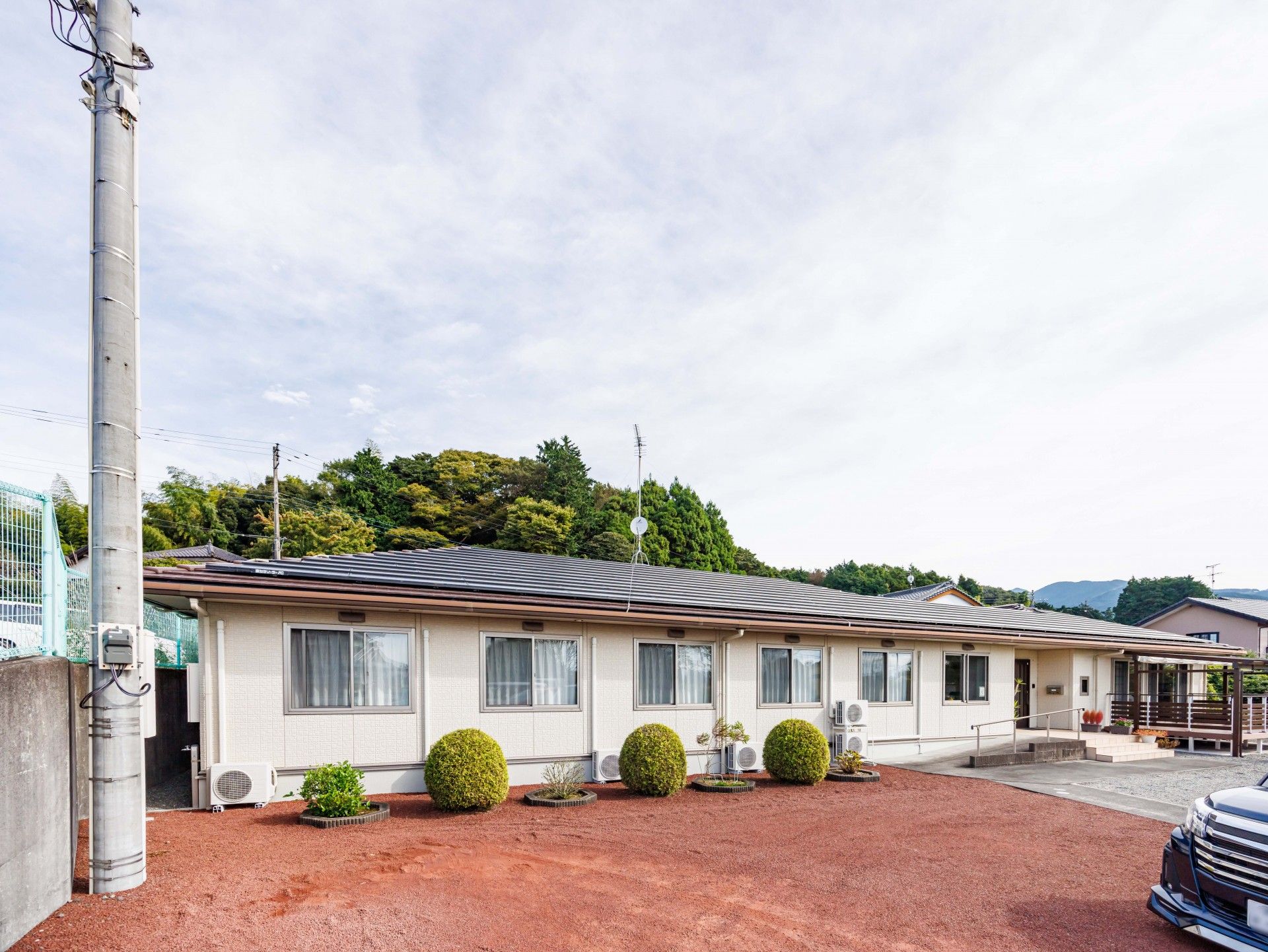 緑に囲まれた建物外観