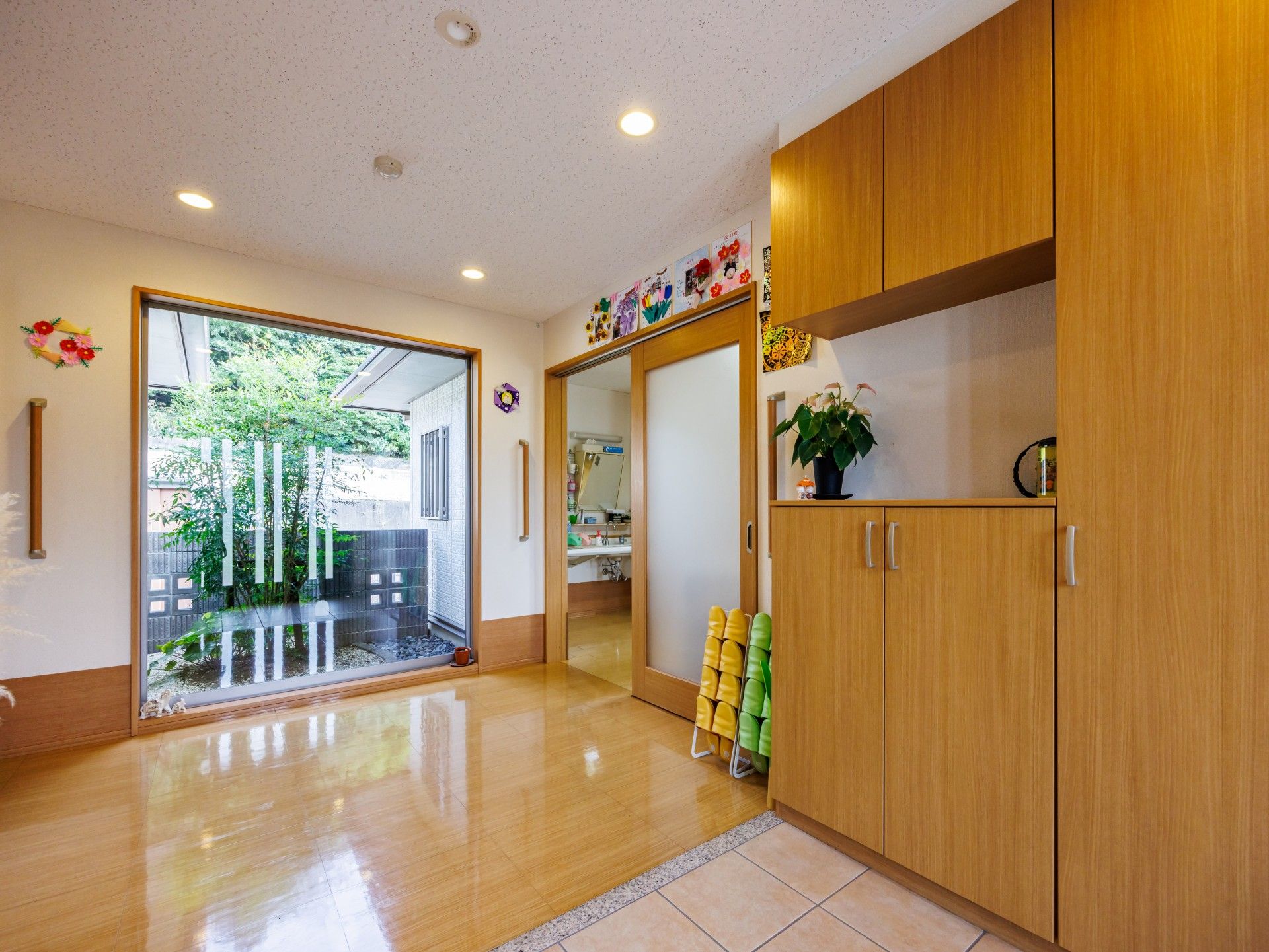 明るい廊下と庭の風景