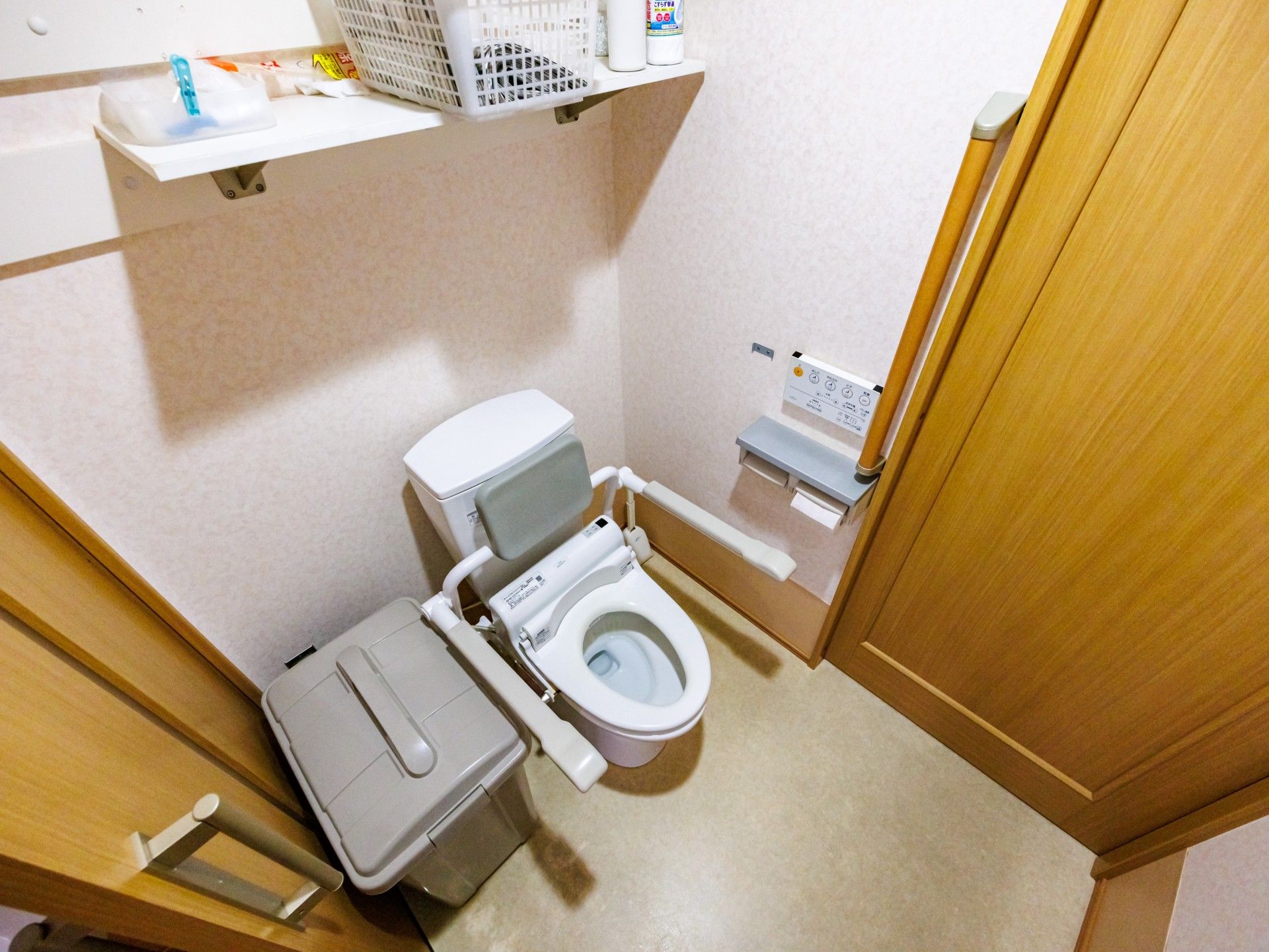 手すり付きのトイレ