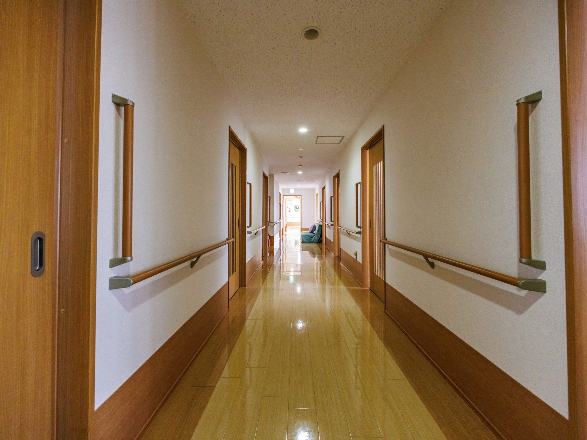 手すり付きの長い廊下