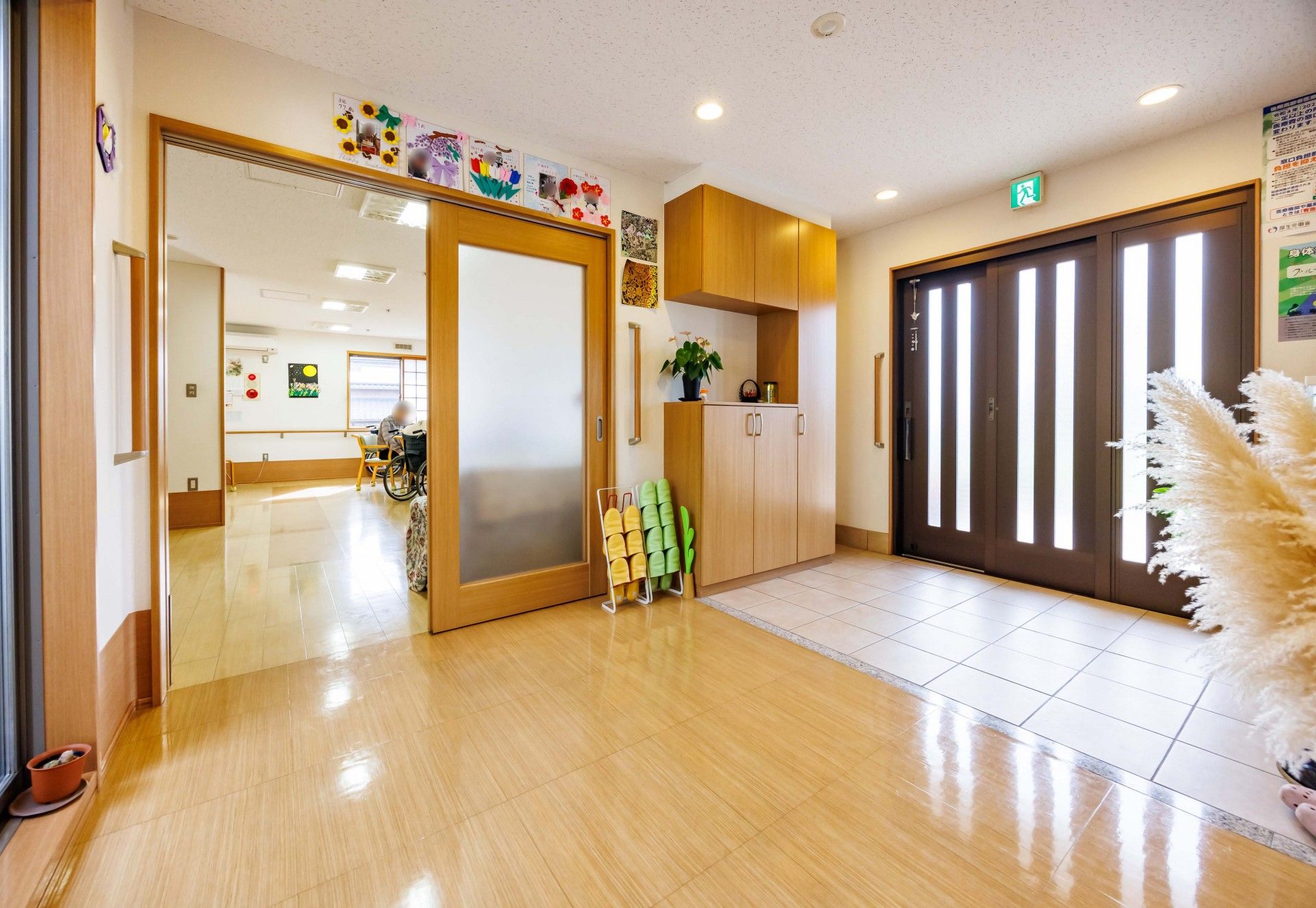 明るい玄関と廊下