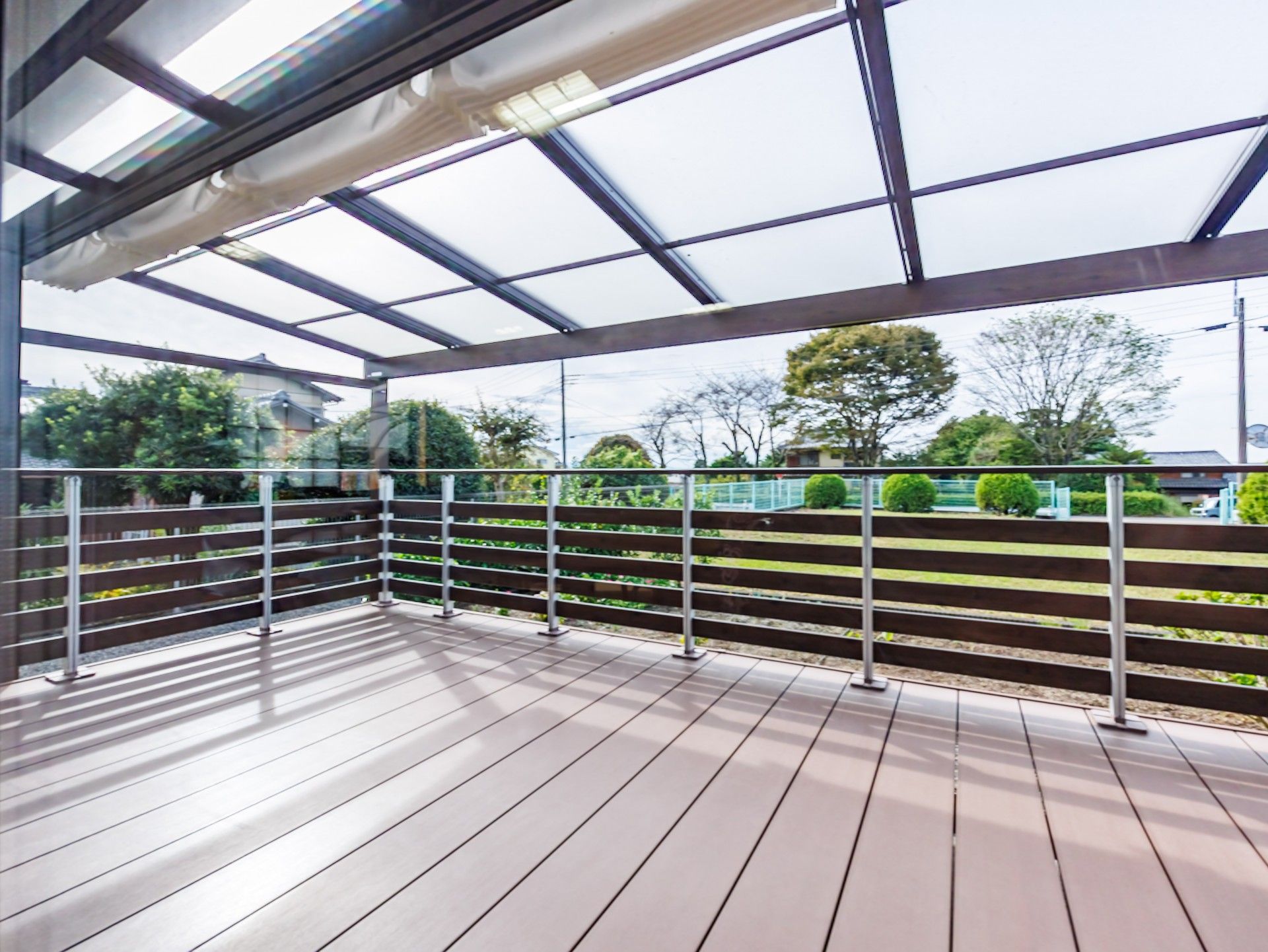 開放的なウッドデッキ