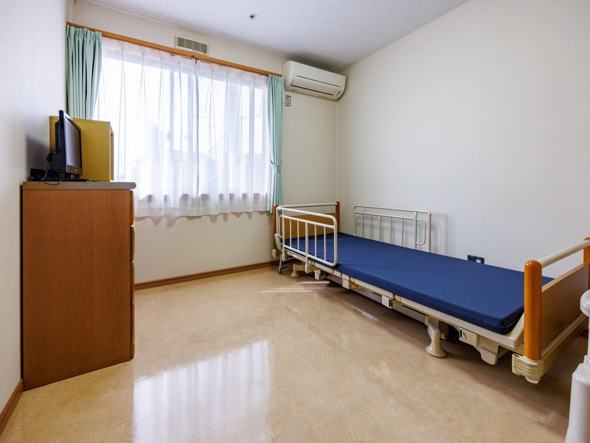 明るい個室のベッド