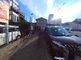 駐車場と周辺の街並み