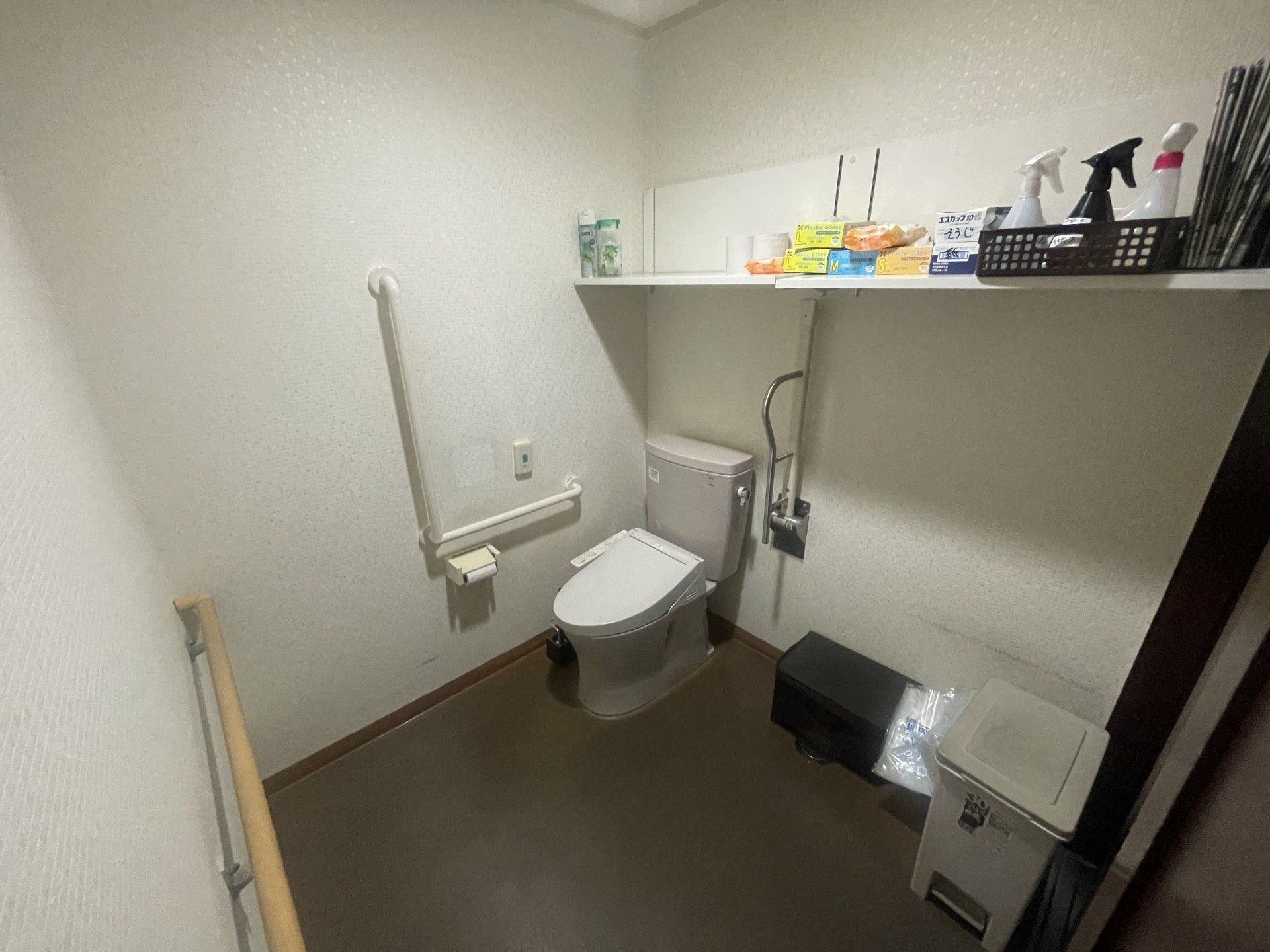 手すり付きのトイレ