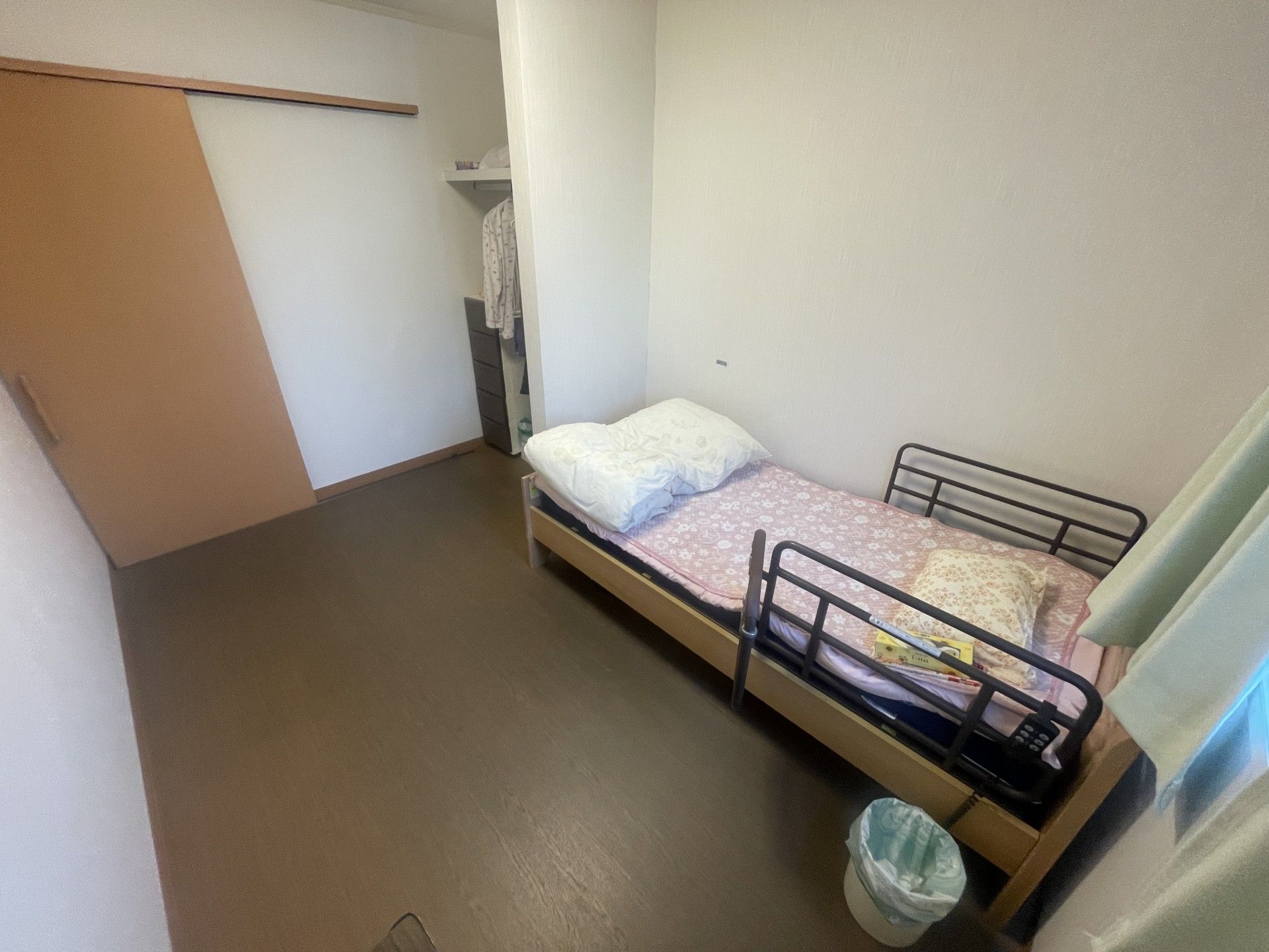 シンプルな個室の寝室