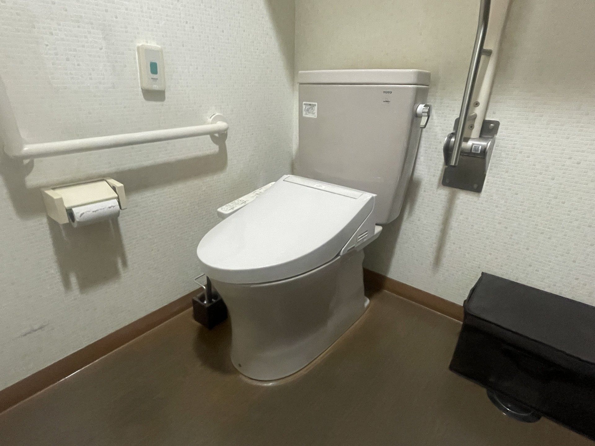 手すり付きのトイレ