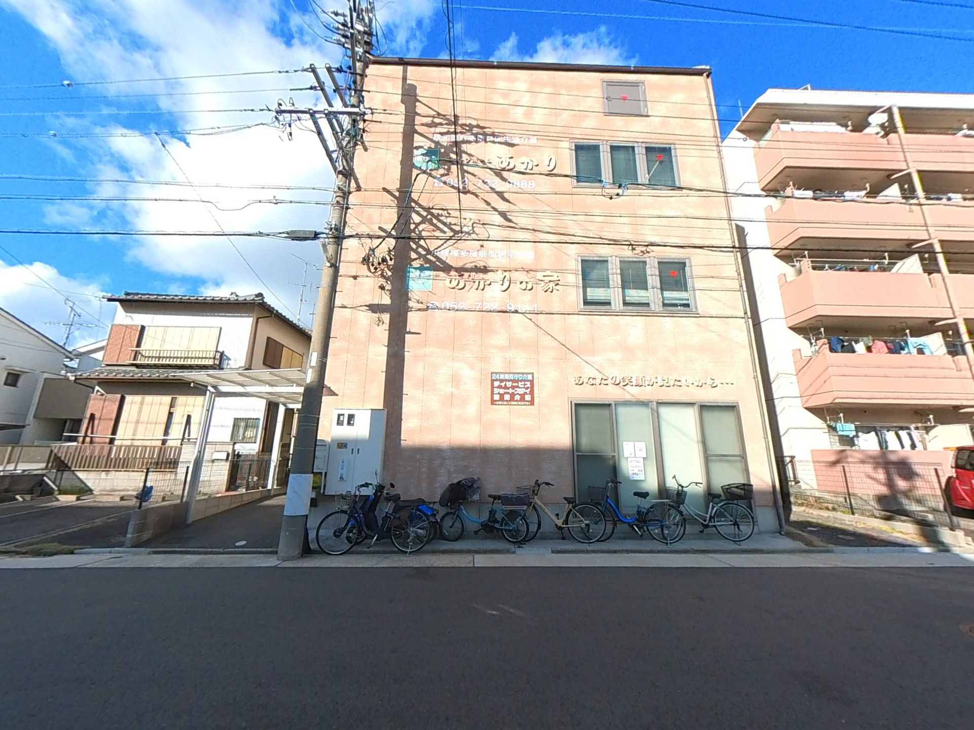 光に満ちた建物の外観