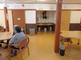 介護施設の居間と廊下の様子
