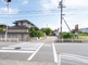 広々とした交差点風景