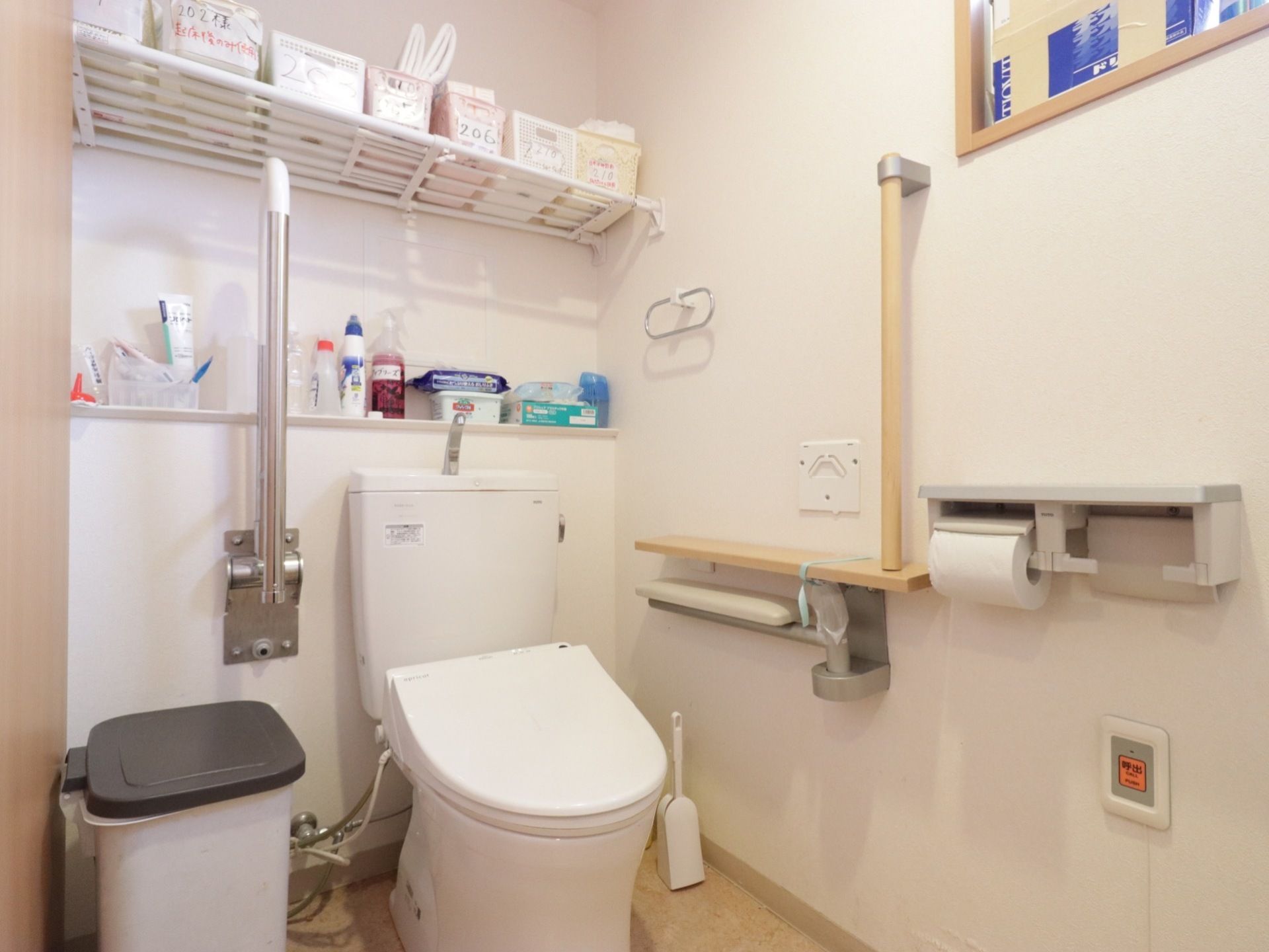 トイレにはごみ箱や清掃用具のほか、手すりやつかまり棒が備え付けられている。また、施設スタッフにつながる呼出ボタンが設置されている。