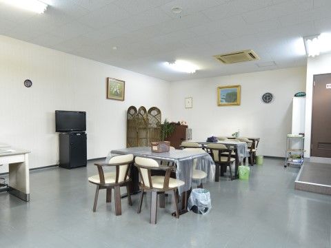 「ベストセンター」リビング兼食堂。活気に満ちたお食事空間となっています。