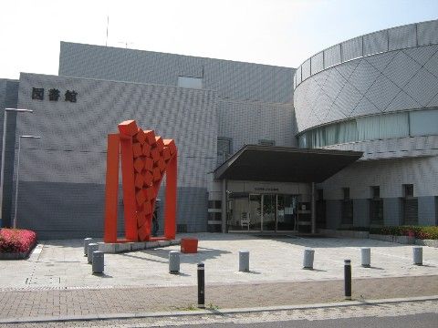 「ベストセンター」近くにある図書館。本好きにはたまらない場所ですね。