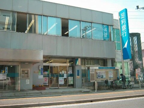 「ベストセンター」近くにある銀行。徒歩1分という驚くべき距離に銀行があります。