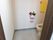 一人用のトイレが設置された個室には、タオル掛けに黄色いタオルがかけてある。トイレットペーパーの上には、造花の綺麗な花が飾られている。