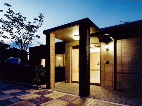 ココファンメゾン湘南平の外観。明るくエントランスルーフがきれいで、おしゃれな施設外観。