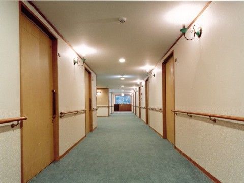 ココファンメゾン湘南平の廊下。車いすでのご通行も安心して行える、広々とした大きな廊下となっております。