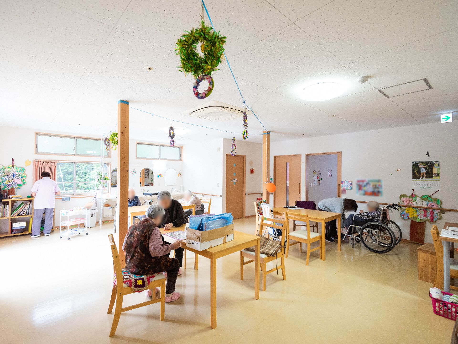 共有スペースでそれぞれに自由な時間を過ごされている複数人の入居者様