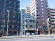 グレーを基調とした、落ち着いた雰囲気の５階建ての施設の外観