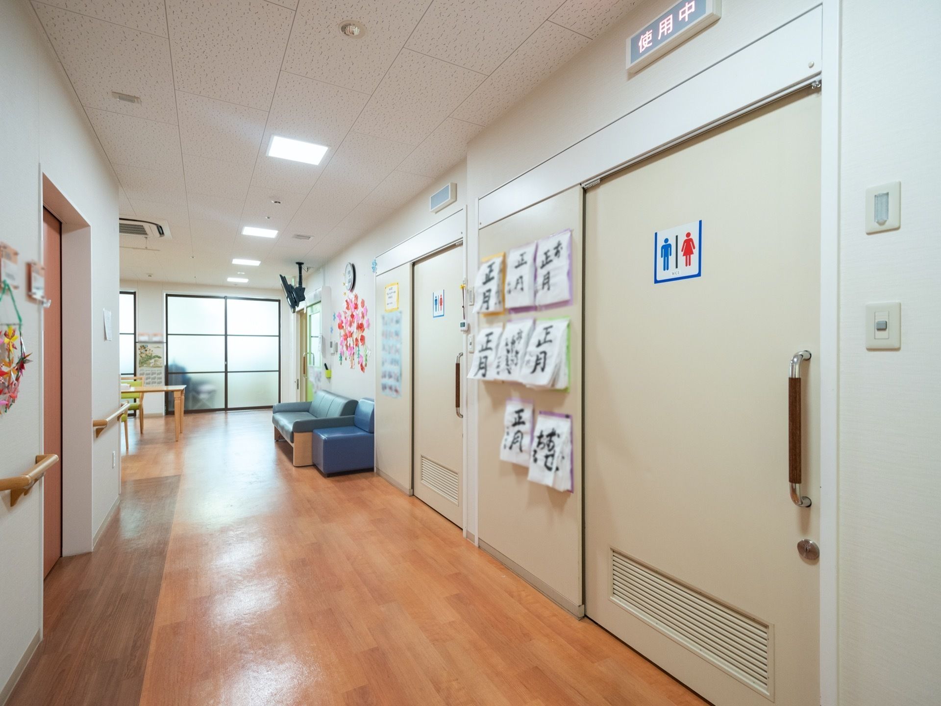 壁に習字が飾られている廊下