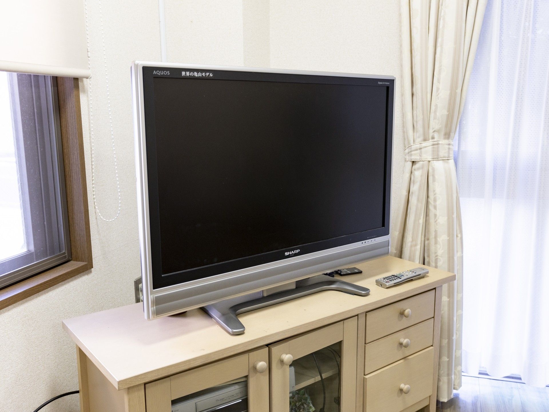 テレビと窓のある部屋