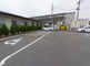 広々とした駐車場を備える施設