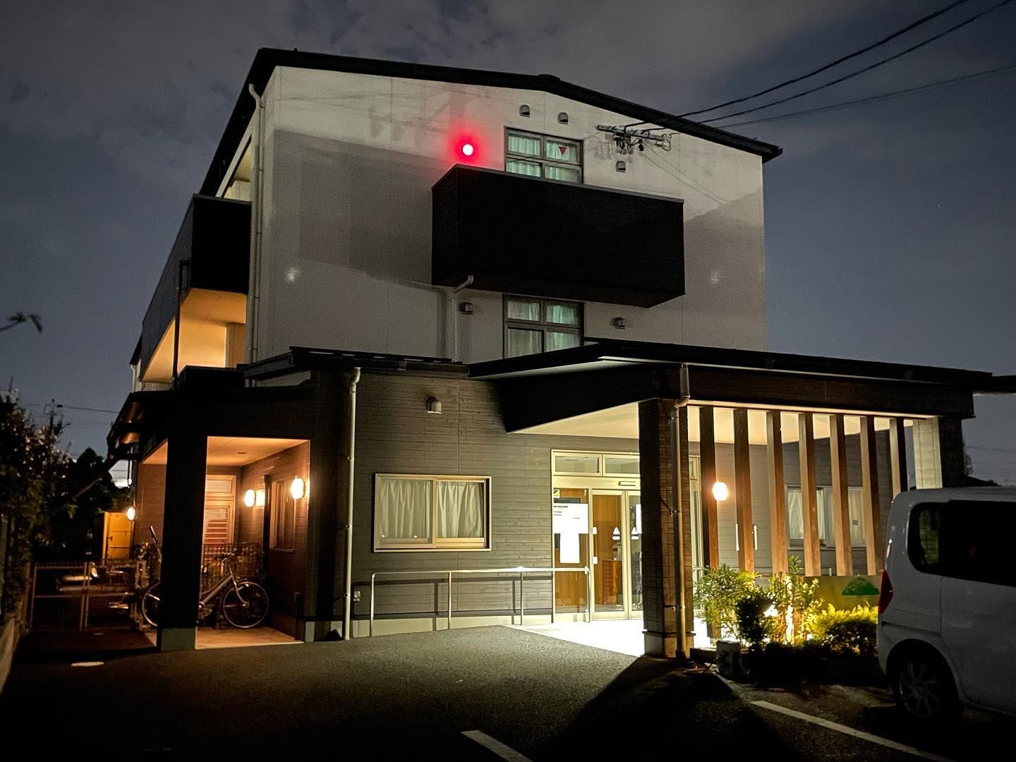 夜のエントランス照明